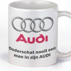 Kimano Cadeau Mok Audi-rijder | Onderschat Nooit Een Man In Zijn Audi | Wit Handvat | Kado Beker Voor Vader, Opa, Broer, Neef, Zoon, Vriend, Oom, Papa