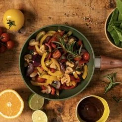 Just Vegan, Ceravegan Keramische ECO Koekenpan – 24cm, 100% Vegan, Plantaardige Anti-aanbaklaag, Ook Geschikt Voor Inductie 13 Just Vegan, Ceravegan Keramische ECO Koekenpan – 24cm, 100% Vegan, Plantaardige Anti-aanbaklaag, Ook Geschikt Voor Inductie -WMF Shop 550x343 3