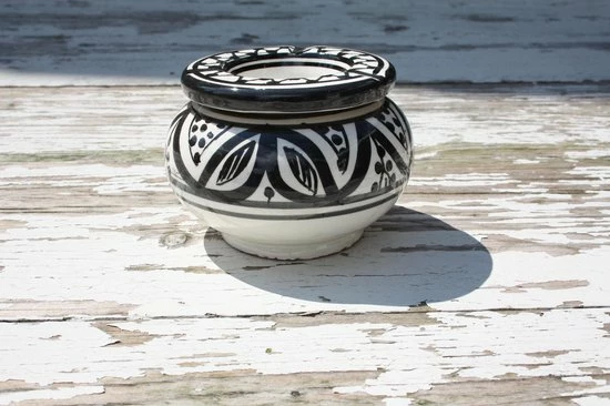 Cadeaubazaar.nl Asbak Zwart / Wit H 10 Cm Ø 15 Cm 8 Cadeaubazaar.nl Asbak Zwart / Wit H 10 Cm Ø 15 Cm - Afbeelding 6