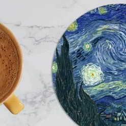 KitchenYeah Onderzetters Voor Glazen - Rond - Sterrennacht - Schilderij - Oude Meesters - Vincent Van Gogh - 10x10 Cm - Glasonderzetters - 6 Stuks -WMF Shop 550x366 65
