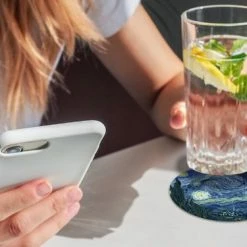 KitchenYeah Onderzetters Voor Glazen - Rond - Sterrennacht - Schilderij - Oude Meesters - Vincent Van Gogh - 10x10 Cm - Glasonderzetters - 6 Stuks -WMF Shop 550x366 68