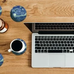 KitchenYeah Onderzetters Voor Glazen - Rond - Sterrennacht - Schilderij - Oude Meesters - Vincent Van Gogh - 10x10 Cm - Glasonderzetters - 6 Stuks -WMF Shop 550x366 69