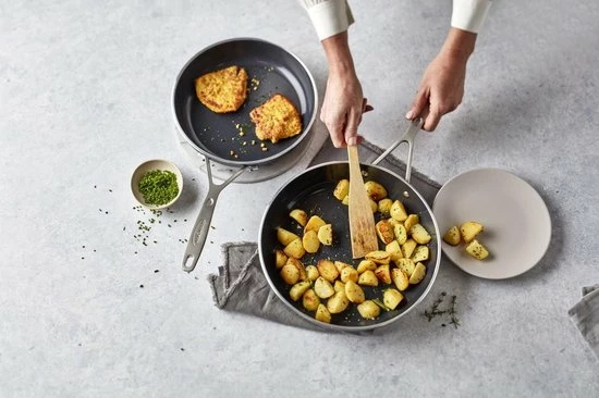 Demeyere Alu Industry 3 Koekenpannenset - Inductie - Pannenset 24 Cm + 28 Cm - Ceraforce Antikleeflaag - PTFE-vrij 9 Demeyere Alu Industry 3 Koekenpannenset - Inductie - Pannenset 24 Cm + 28 Cm - Ceraforce Antikleeflaag - PTFE-vrij - Afbeelding 7