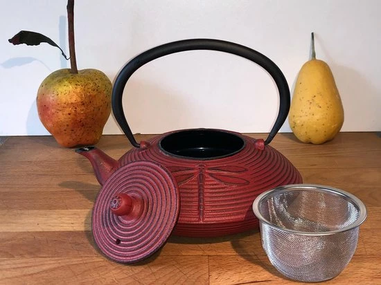 LEIJZER Design Gietijzeren Theepot In Het Rood-zwart Geëmailleerd Van Binnen Met Libelle Reliëf - 0,8 L Ook Te Gebruiken Als Waterketel Op Uw Houtkachel 3 LEIJZER Design Gietijzeren Theepot In Het Rood-zwart Geëmailleerd Van Binnen Met Libelle Reliëf - 0,8 L Ook Te Gebruiken Als Waterketel Op Uw Houtkachel