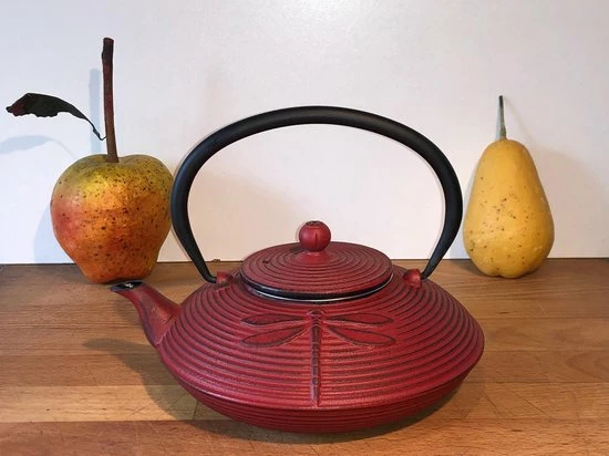 LEIJZER Design Gietijzeren Theepot In Het Rood-zwart Geëmailleerd Van Binnen Met Libelle Reliëf - 0,8 L Ook Te Gebruiken Als Waterketel Op Uw Houtkachel 4 LEIJZER Design Gietijzeren Theepot In Het Rood-zwart Geëmailleerd Van Binnen Met Libelle Reliëf - 0,8 L Ook Te Gebruiken Als Waterketel Op Uw Houtkachel - Afbeelding 2