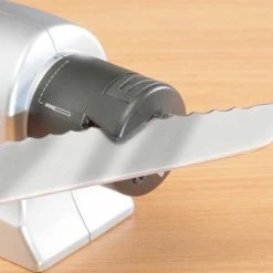 Genius Ideas Elektrische Messenslijper - Zilver - Professionele Slijper - Universeel - Voor Alle Messen En Scharen -WMF Shop 550x442 1