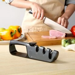 Paudin Verstelbare 3-voudige Messenslijper - Wolfraam En Keramische Slijpsteentjes - Slijper Voor Dubbel- En Enkelzijdig Geslepen Messen -WMF Shop 550x456 1