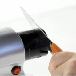 Genius Ideas Elektrische Messenslijper - Zilver - Professionele Slijper - Universeel - Voor Alle Messen En Scharen -WMF Shop 550x498 2