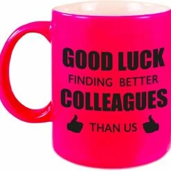 Bellatio Decorations Good Luck Finding Better Colleagues Than Us Koffiemok / Theebeker - 300 Ml - Neon Roze - Carriere Switch / VUT / Pensioen - Bedankt Cadeau Collega