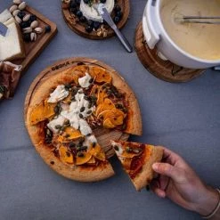 Boska Pizzaplank Friends S - BBQ Accessoires - Eikenhout - Handige Opvanggeul - Ø 24 Cm -WMF Shop 550x550 330