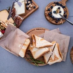 Boska Pizzaplank Friends S - BBQ Accessoires - Eikenhout - Handige Opvanggeul - Ø 24 Cm -WMF Shop 550x550 331