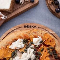 Boska Pizzaplank Friends S - BBQ Accessoires - Eikenhout - Handige Opvanggeul - Ø 24 Cm -WMF Shop 550x550 333