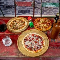 Boska Pizzaplank Friends S - BBQ Accessoires - Eikenhout - Handige Opvanggeul - Ø 24 Cm -WMF Shop 550x550 336