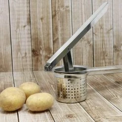 Aardappelpers Pureeknijper Pureerder Pureestamper Aardappelpureerder Aardappelfijnmaker - Inox Quttin -WMF Shop 550x550 467