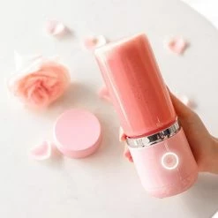 Blend In - Blender To Go - Smoothie Maker - Oplaadbare Mini Blender - Smoothies & Shakes - Draadloos & Draagbaar - Fruit Mixer - USB Oplaadbaar - 350ML - Roze 23 Blend In - Blender To Go - Smoothie Maker - Oplaadbare Mini Blender - Smoothies & Shakes - Draadloos & Draagbaar - Fruit Mixer - USB Oplaadbaar - 350ML - Roze -WMF Shop 550x550 586