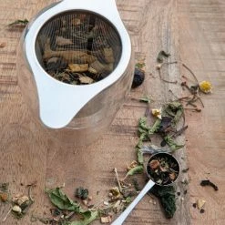 Thee Filter & Maatlepel - SensibleTaste - Makkelijk Afwasbaar - RVS - Theefilter Voor Losse Thee - Thee Accessoires - Met Onderzetter - Dubbele Handgreep - Maatlepel - Theezeven - Cadeau - Black Friday -WMF Shop 550x550 618