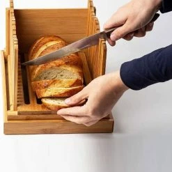 Stelleriana Broodsnijder Of Broodsnijmachine Van Bamboo Hout Als Hulpmiddel Bij Het Snijden Van Vers Zelf Gebakken Brood En Broodbakken. Bevat Een Broodplank/Snijplank Met Kruimelbak/Kruimelvanger. -WMF Shop 550x588