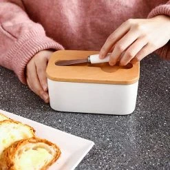 KitchenMonster® Botervloot Met Botermes - 600 Ml Botervlootje Vershouddoos Van Porselein En Bamboe - Botervloot Met Deksel Wit 12 KitchenMonster® Botervloot Met Botermes - 600 Ml Botervlootje Vershouddoos Van Porselein En Bamboe - Botervloot Met Deksel Wit -WMF Shop 550x619 1