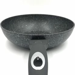 Blackstone Sterk Home - Wokpan 28cm In Steen-look, Gegoten Aluminium, Anti-Aanbaklaag, Geschikt Voor Alle Warmtebronnen, Ook Inductie -WMF Shop 550x632 2