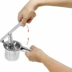 Aardappelpers Pureeknijper Pureerder Pureestamper Aardappelpureerder Aardappelfijnmaker - Inox Quttin -WMF Shop 550x675