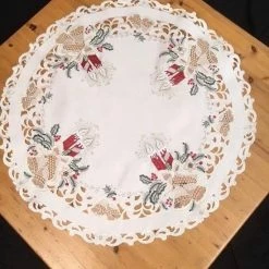 Tafelkleedjes.nl Kerstkleed- Creme Met Rode Kaarsen En Bel- Rond 85 Cm - 8675R